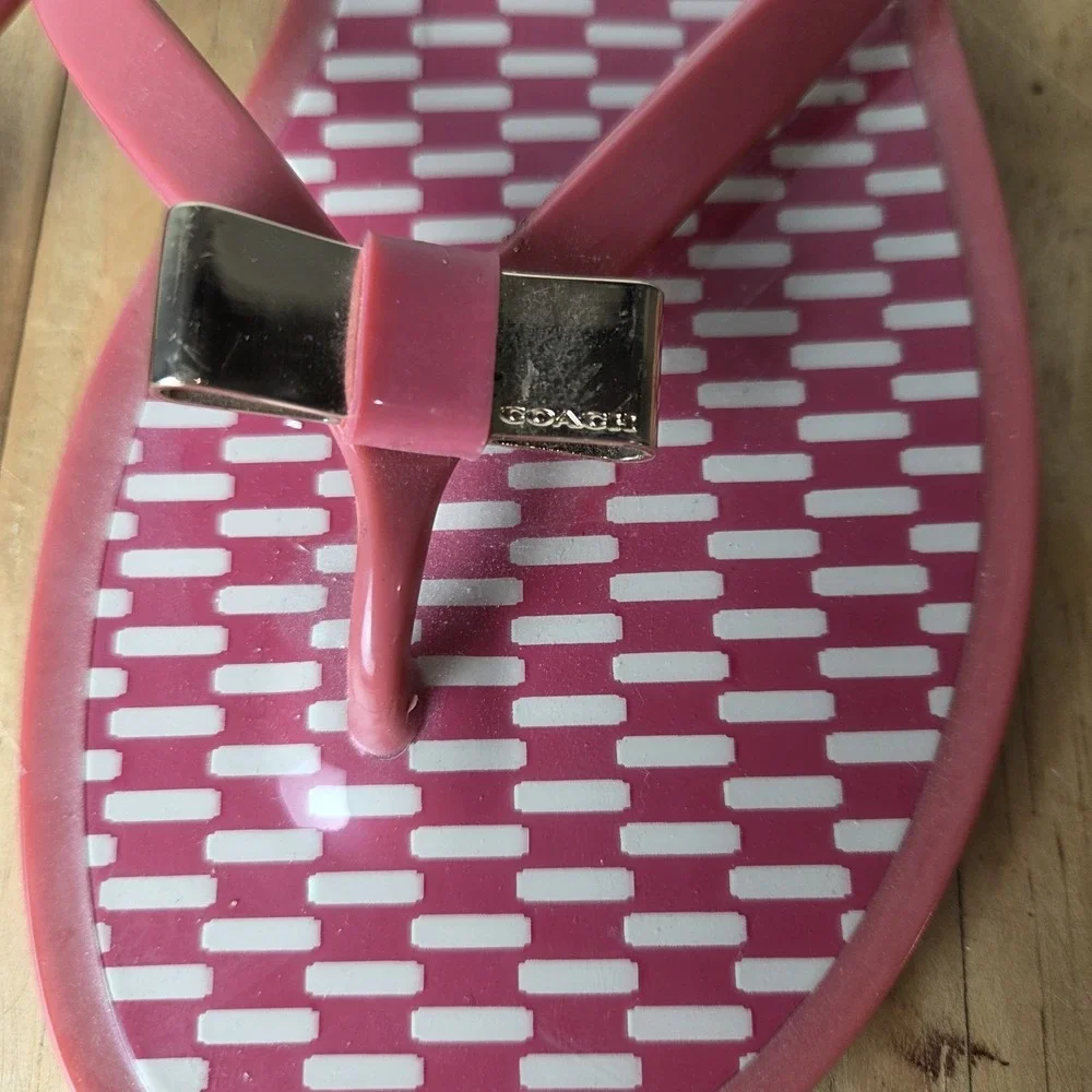 Coach Pink Jelly Flip Flops Sandals Size 8B Bow Gold Logo Thong Beach Shoes